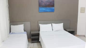 Quarto triplo | Frigobar, ferros/tábuas de passar roupa, Wi-Fi de cortesia
