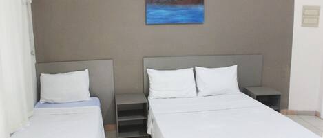 Dreibettzimmer | Minibar, Bügeleisen/Bügelbrett, kostenloses WLAN