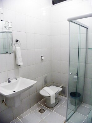 Dusj, toalettartikler (inkludert), hårføner og håndklær