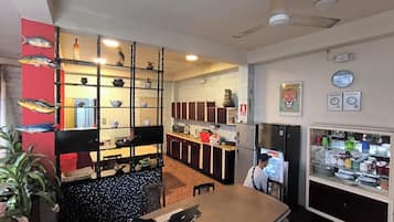 Stort kylskåp, mikrovågsugn, brödrost och mixer