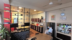 Refrigerador con freezer, microondas, tostadora, licuadora