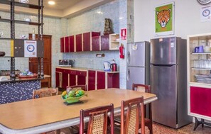 Full-size fridge, microwave, toaster, blender - Flying Dog Hostels Iquitos (Iquitos)