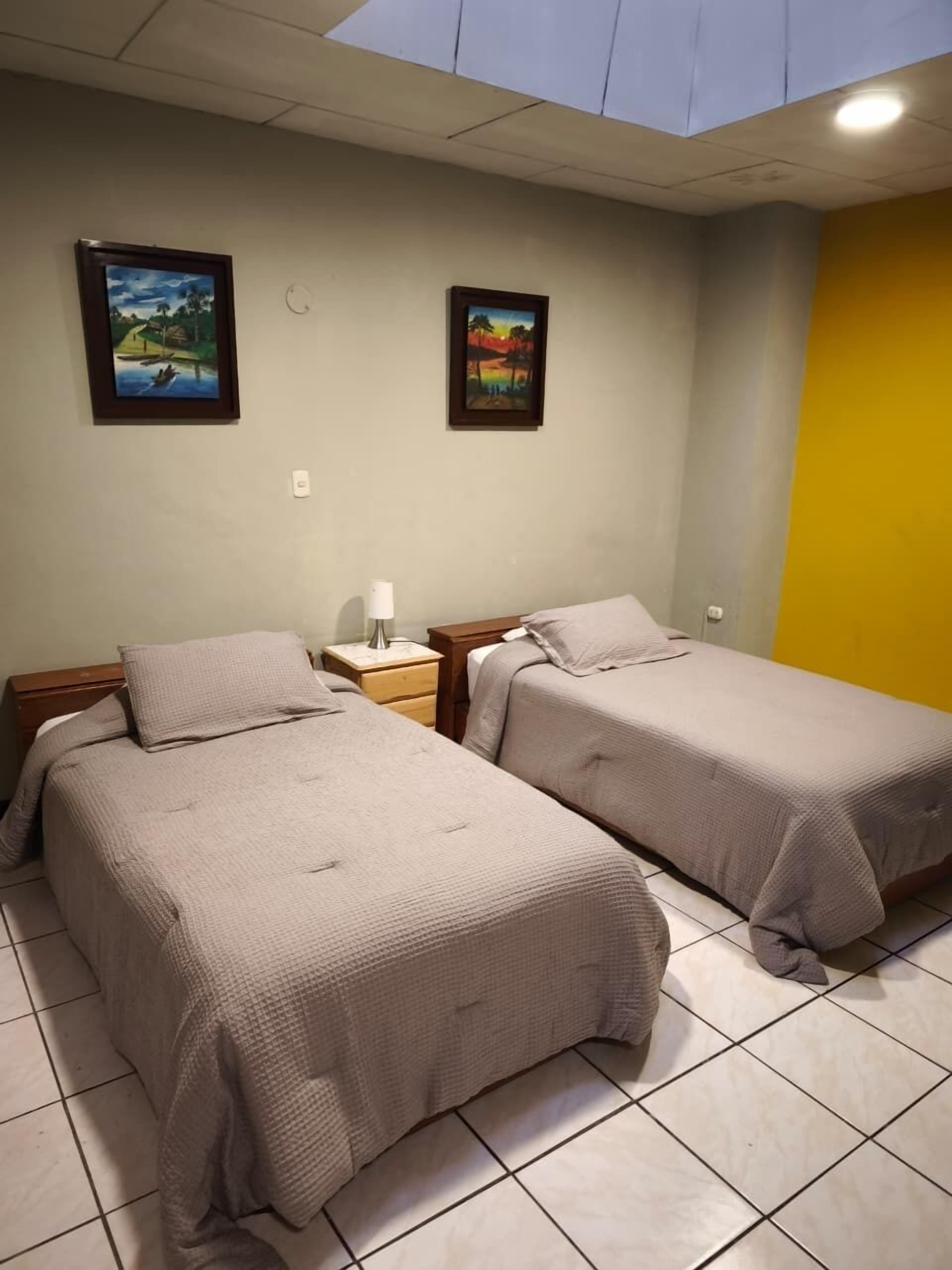 Basic-Zweibettzimmer, Mehrere Betten, Gemeinschaftsbad | Kostenloses WLAN, Bettwäsche
