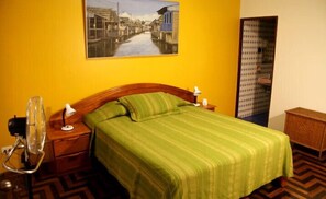 In-room safe, free WiFi, bed sheets - Flying Dog Hostels Iquitos (Iquitos)