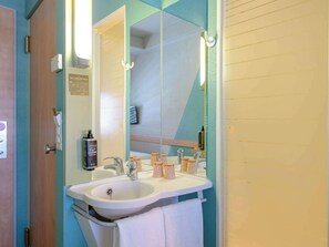 Een douche,  milieuvriendelijk toiletgerief, een haardroger, handdoeken