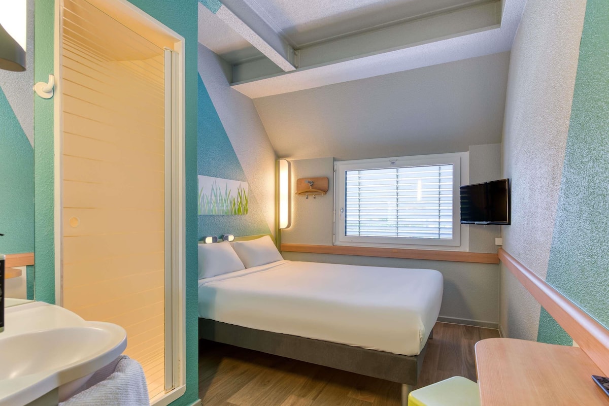 Kahden hengen huone, 1 parisänky | Tallelokero huoneessa, työpöytä