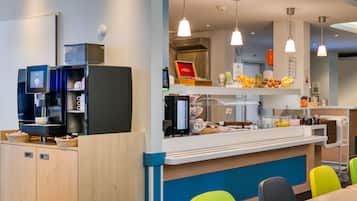 Tägliches Frühstücksbuffet (14 CHF pro Person)