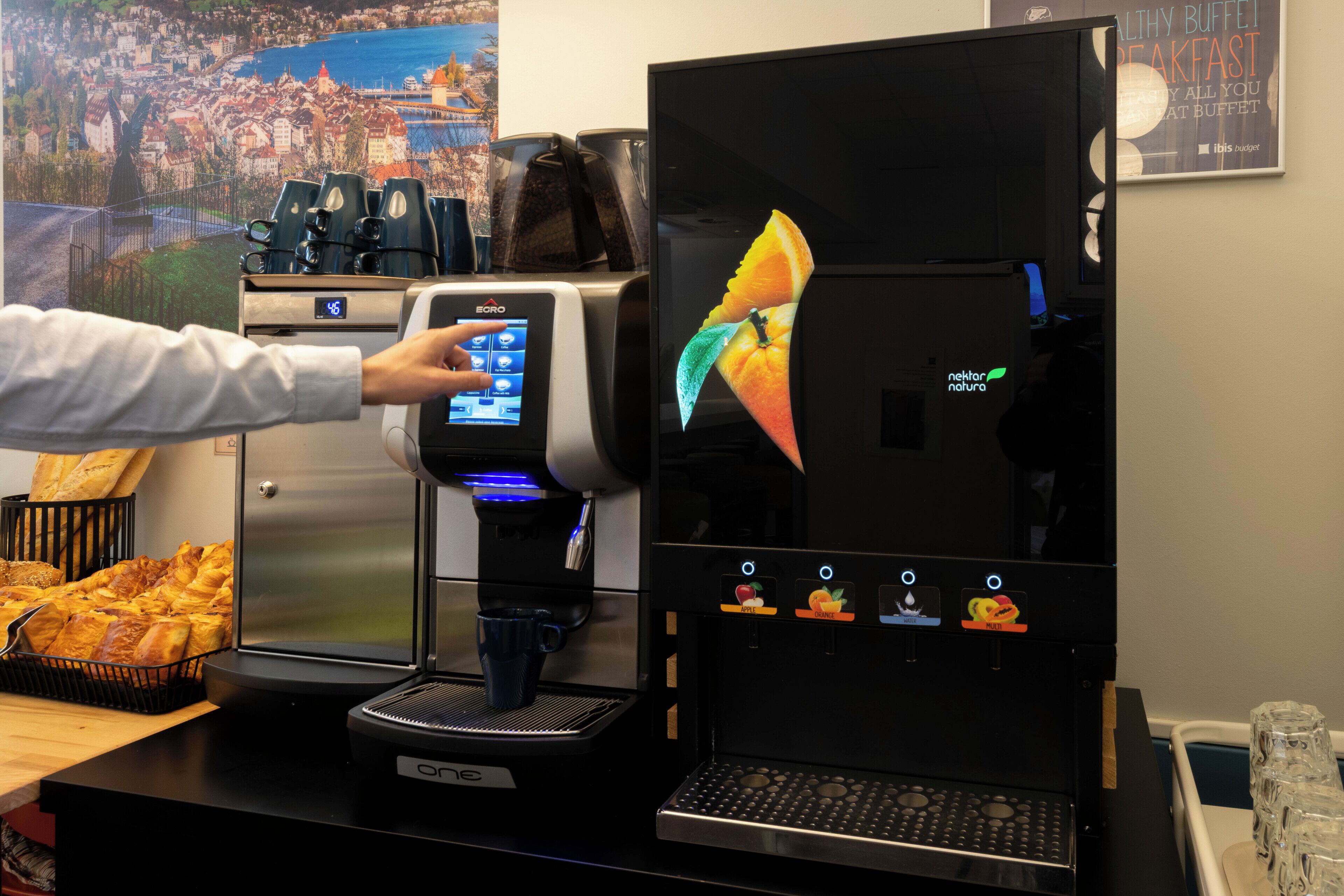 Una cafetera con pantalla digital y varias opciones de café.