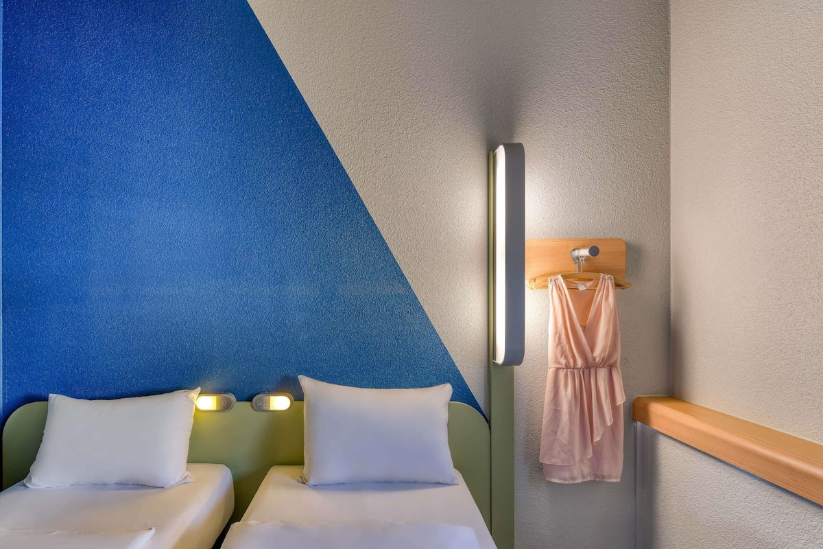 Standard Room, 2 Twin Beds | In-room safe, desk, laptop workspace, soundproofing