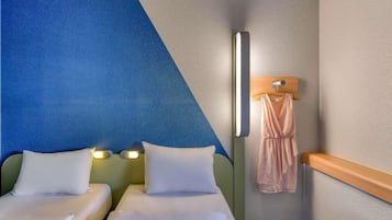 Habitación estándar, 2 camas individuales | Caja de seguridad en la habitación y escritorio