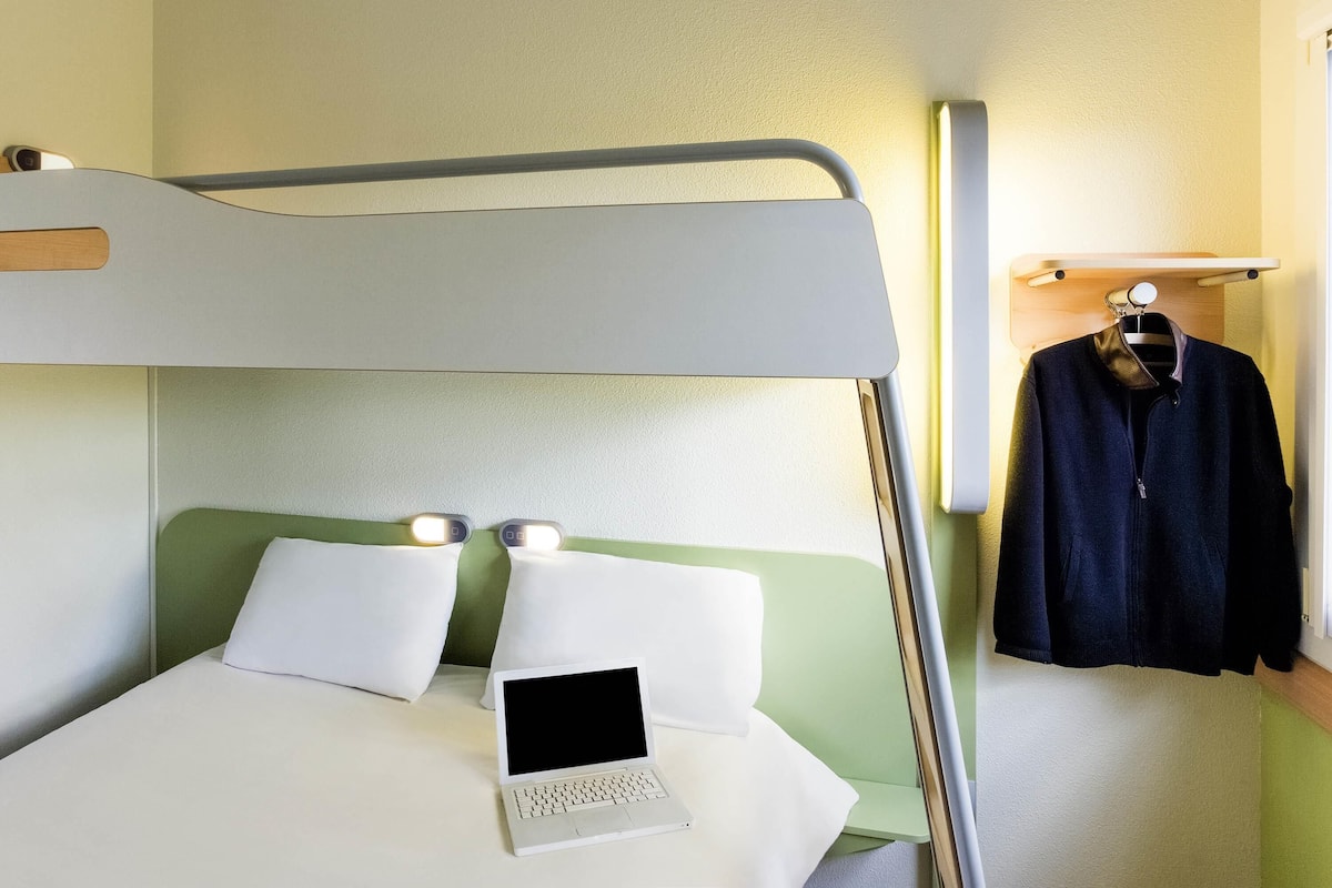 Habitación triple, varias camas | Escritorio, insonorización, tabla de planchar con plancha y wifi gratis