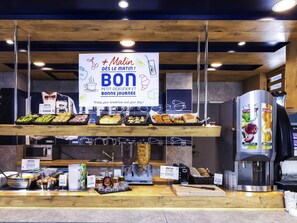 Café da manhã com buffet diário (EUR 7.90 por pessoa) 