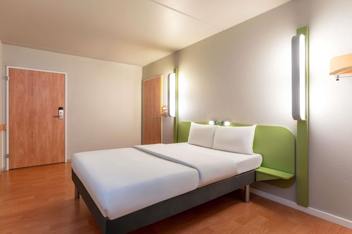 Quarto standard, 1 cama de casal, acessível | Escrivaninha, espaço de trabalho para notebook, cortinas blackout