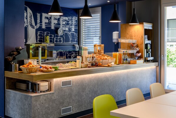 Desayuno buffet (CHF 19 por persona) 