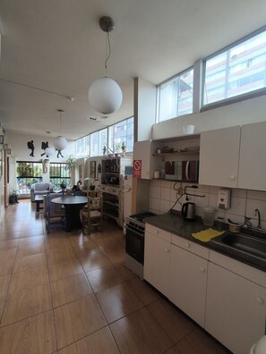 Täysikokoinen jääkaappi, mikroaaltouuni