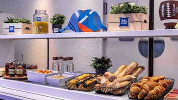 Tägliches kontinentales Frühstück (12 EUR pro Person)