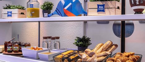 Se ofrece un desayuno continental todos los días (12 EUR por persona)