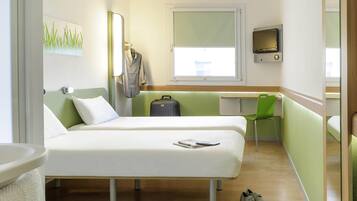 Twin Room, 2 Twin Beds | Hypo-allergenic bedding, desk, free WiFi, bed sheets