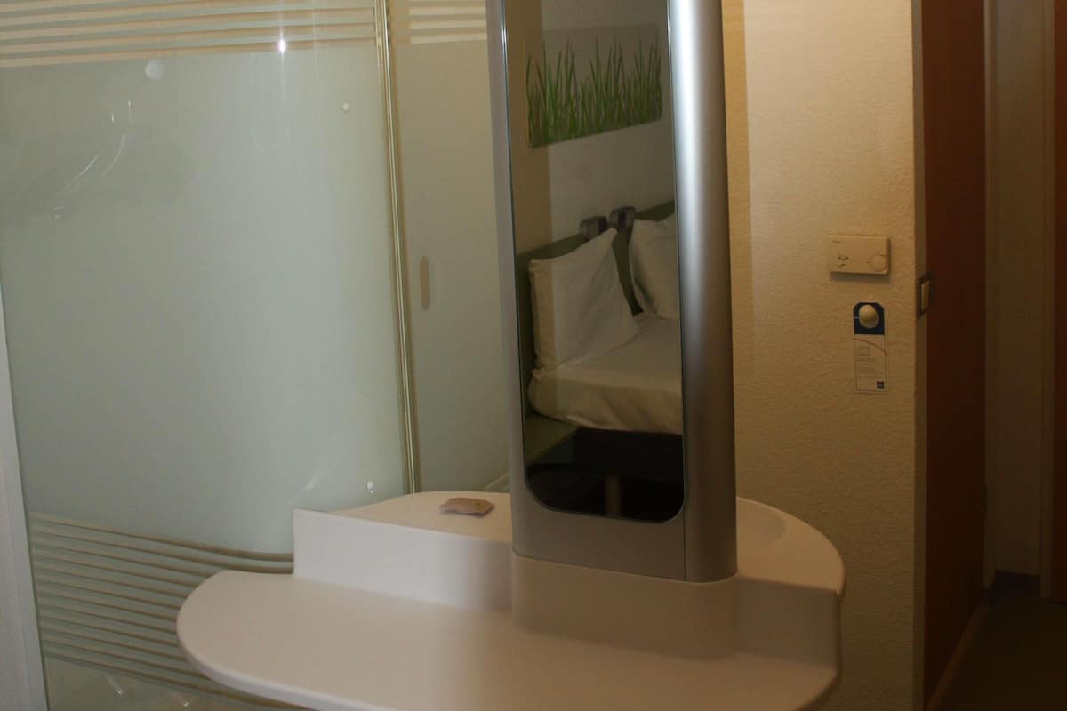 Hypo-allergenic bedding, desk, free WiFi, bed sheets