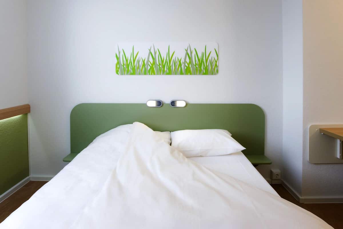 Hypo-allergenic bedding, desk, free WiFi, bed sheets