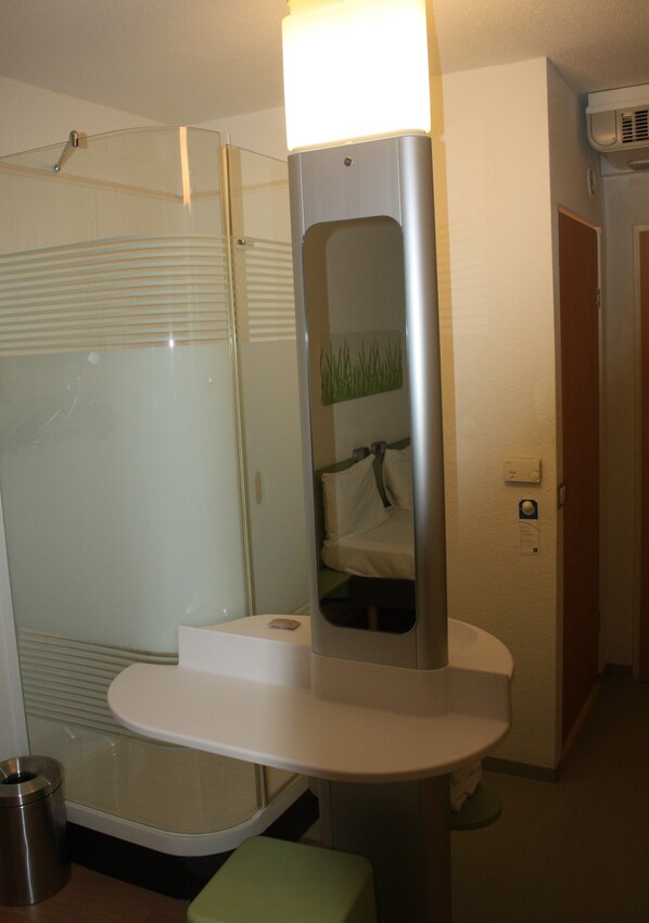 Shower, eco-friendly toiletries, hair dryer, towels - ibis budget Wien Messe (Vienna)