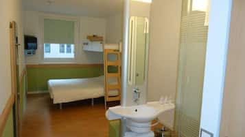 Une petite pièce compacte équipée d’un lit superposé, d’un lavabo et d’un miroir.