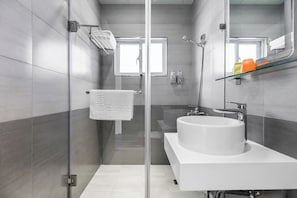 Quarto casal, sacada, vista para a montanha | Banheiro | Chuveiro, chuveiro com efeito de chuva, produtos de toalete grátis 