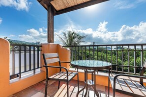 Chambre Triple, balcon, vue montagne | Balcon