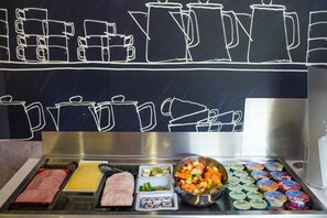 Tägliches Frühstücksbuffet gegen Gebühr