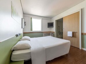 Escritorio, wifi gratis, ropa de cama