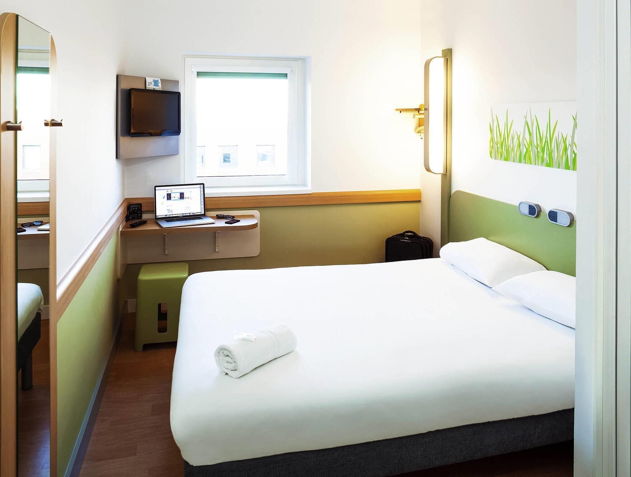 Chambre, 1 lit double | Bureau, accès au Wi-Fi (inclus), literie fournie