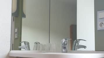 Habitación triple, varias camas | Lavabo del cuarto de baño