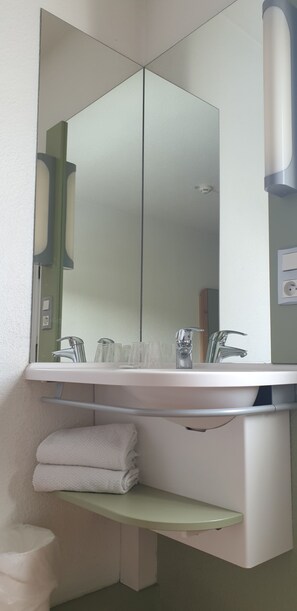 Triple Room, Multiple Beds | Bathroom sink - ibis budget Macon Nord (Macon)