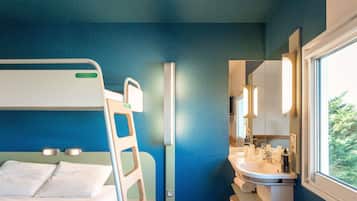 Chambre Triple, plusieurs lits | Bureau, rideaux occultants, chambres insonorisées