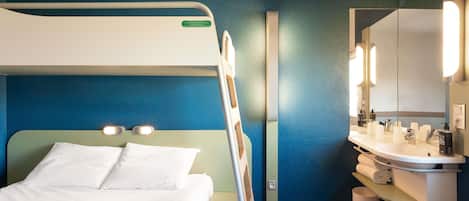 Værelse til 3 personer - flere senge | Skrivebord, mørklægningsgardiner, lydisolering, strygejern/strygebræt