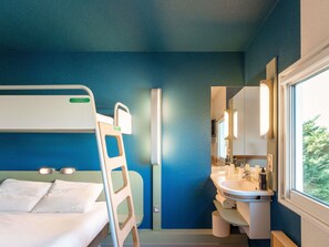 Habitación triple, varias camas | Escritorio, cortinas blackout y insonorización 