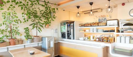 Frukostbuffé varje dag (EUR 7.5 per person)