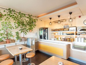 Desayuno buffet (EUR 7.5 por persona) 