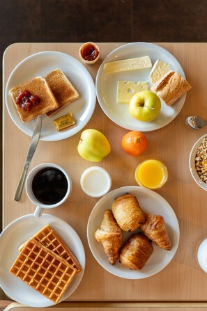 Daily buffet breakfast (EUR 7.5 per person)