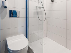 Habitación triple, varias camas | Escritorio, cortinas blackout y insonorización 