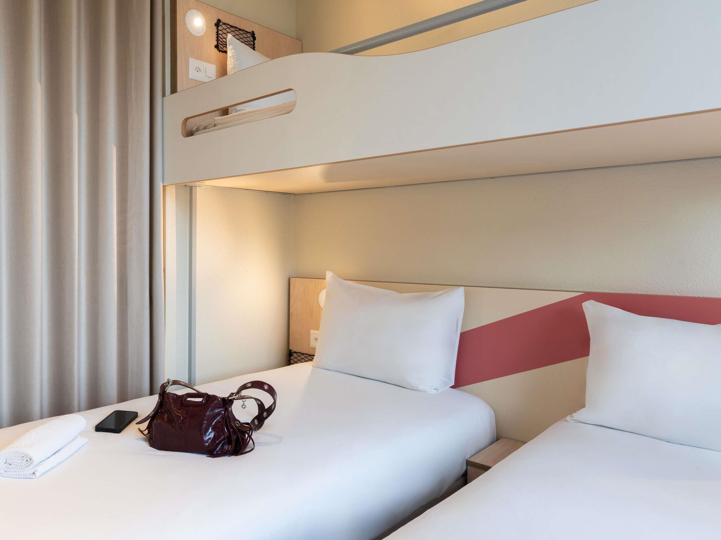 Værelse med 2 enkeltsenge - 3 enkeltsenge | Premium-sengetøj, pengeskab på værelset, skrivebord, lydisolering