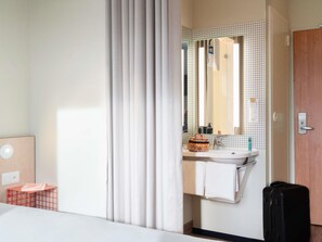 Habitación estándar, 1 cama doble | Ropa de cama de alta calidad, caja fuerte, escritorio