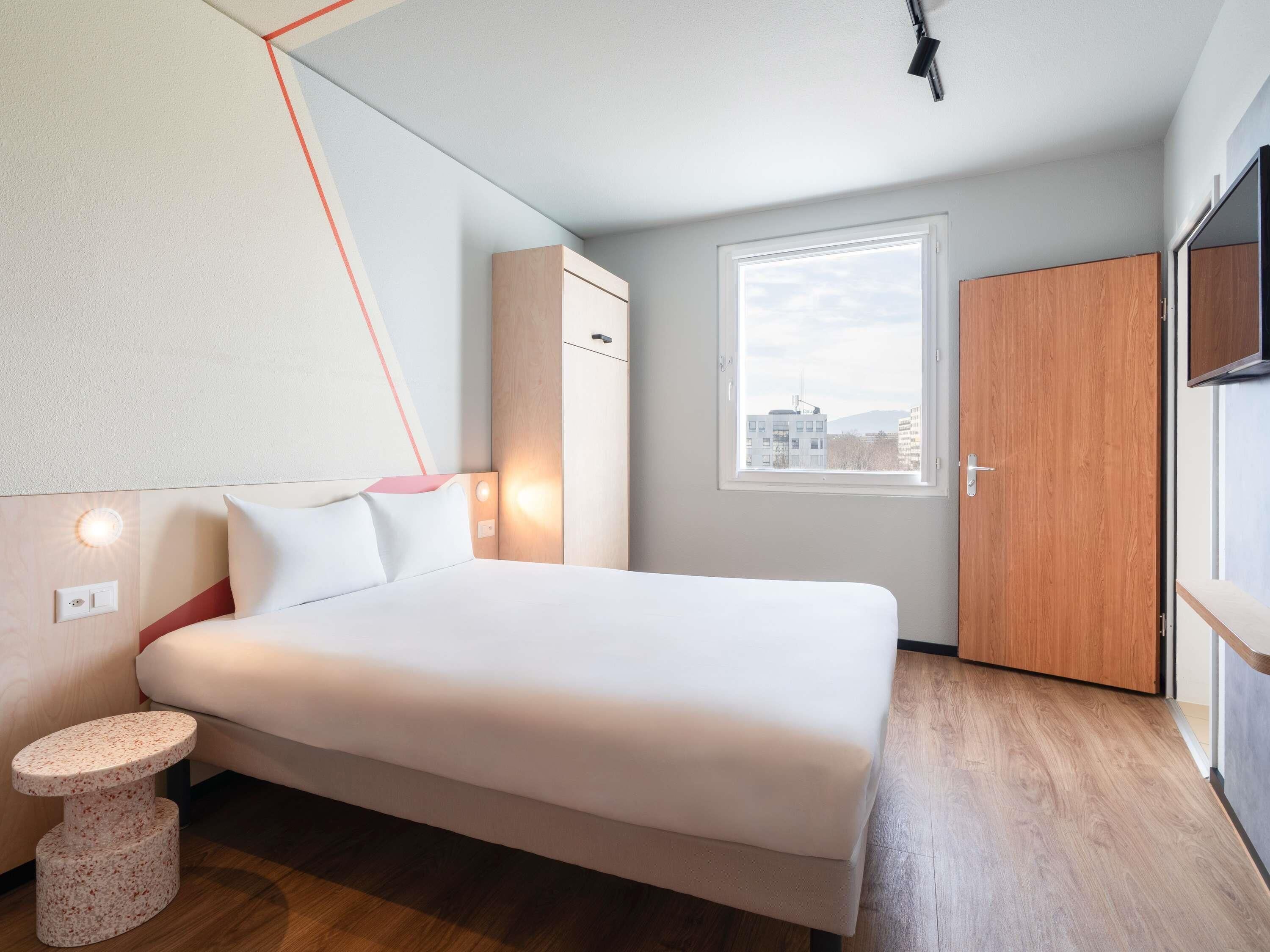 Ropa de cama de alta calidad y caja de seguridad en la habitación 