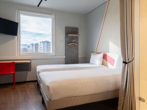 Ropa de cama de alta calidad y caja de seguridad en la habitación 