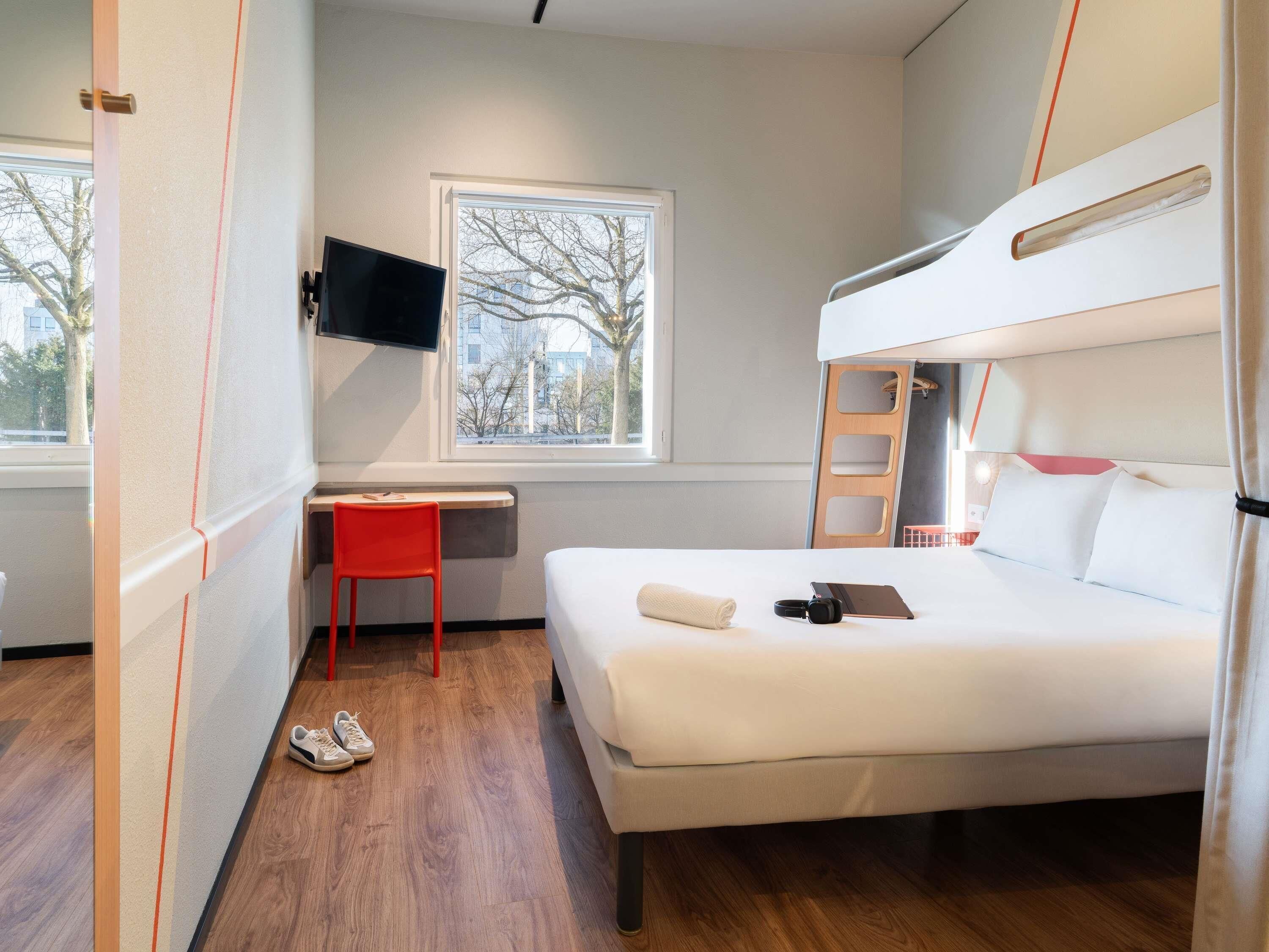 Habitación doble, varias camas | Ropa de cama de alta calidad, caja fuerte, escritorio