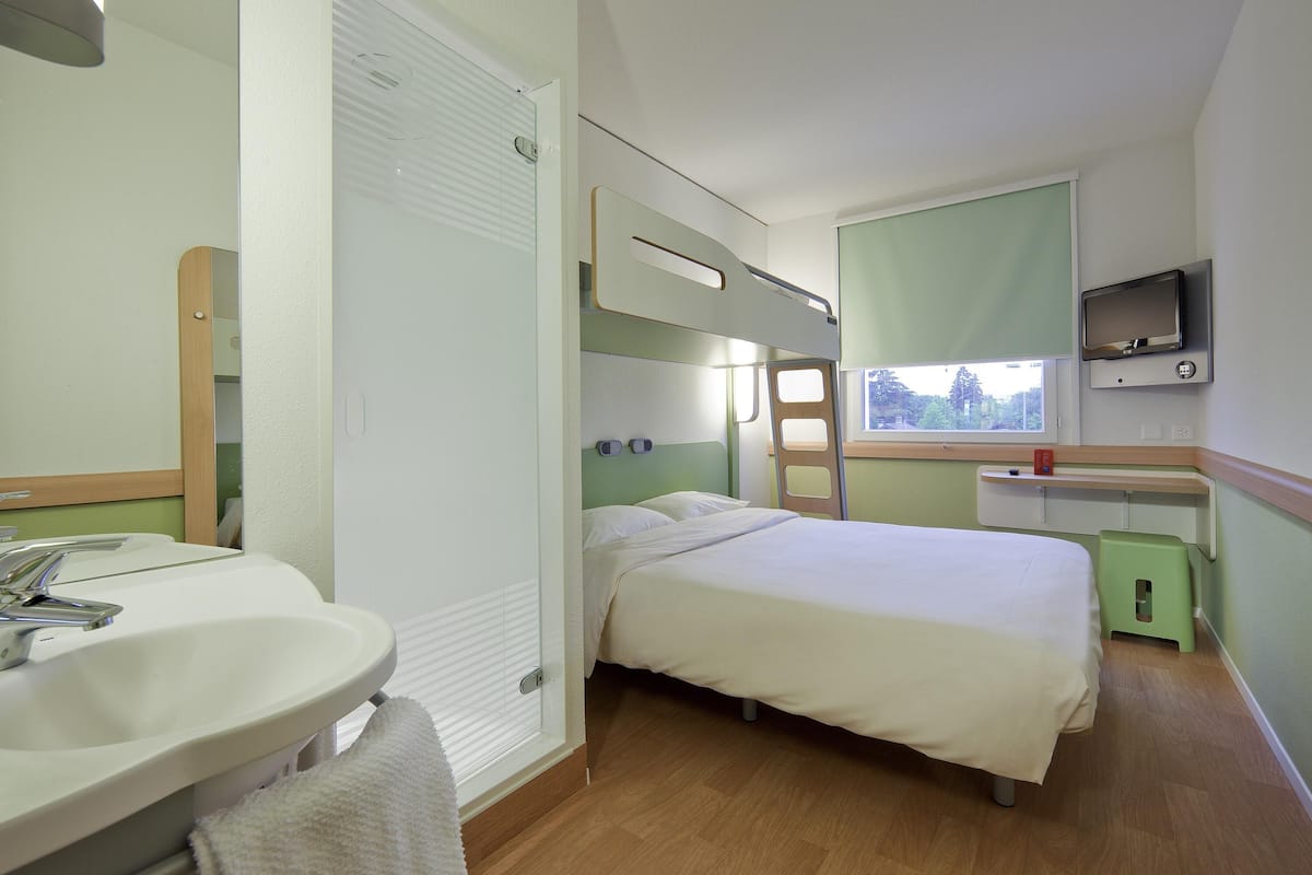 Premium bedding, in-room safe, desk, soundproofing