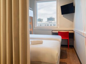 Twin Room, 3 Twin Beds | Premium bedding, in-room safe, desk, soundproofing - ibis budget Geneve Petit Lancy (Lancy)