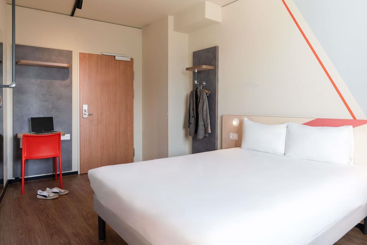 Værelse - 1 dobbeltseng - handicapvenligt | Premium-sengetøj, pengeskab på værelset, skrivebord, lydisolering