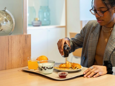 Colazione a buffet a pagamento, servita tutte le mattine . ibis budget Geneve Petit Lancy