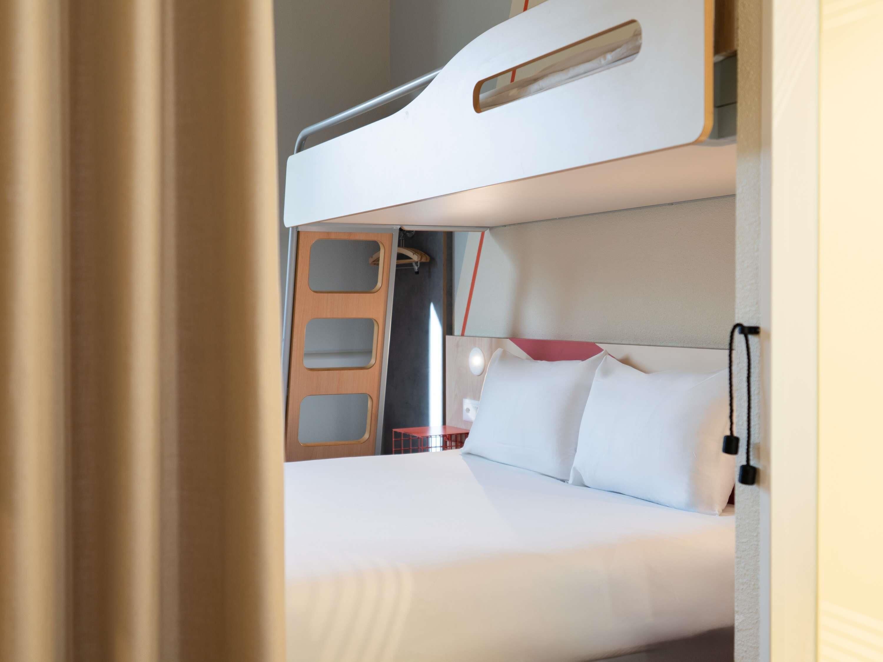 Dobbeltværelse - flere senge | Premium-sengetøj, pengeskab på værelset, skrivebord, lydisolering